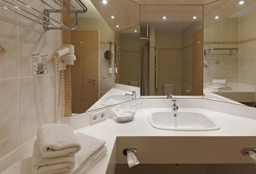 德累斯顿德雷斯登吉姆酒店的一间带水槽和大镜子的浴室
