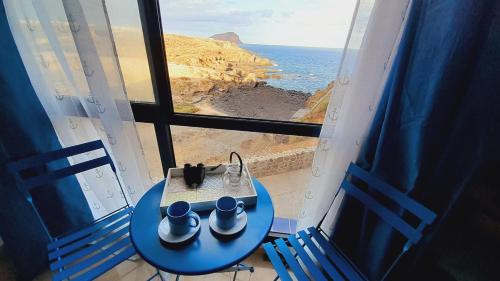 阿布里斯Los Abrigos Ocean relax, wifi, playas的海景客房内的蓝色桌椅
