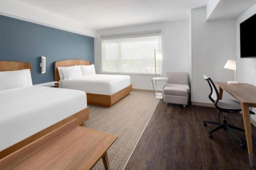 坦帕Element Tampa Midtown的酒店客房配有两张床和一张书桌