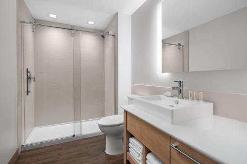 坦帕Element Tampa Midtown的浴室配有卫生间、盥洗盆和淋浴。