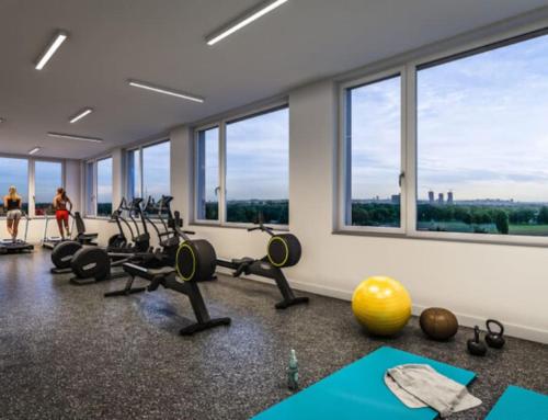 维也纳Donaublick Oasis: Stylische Wohnung的健身房设有健身器材和大窗户