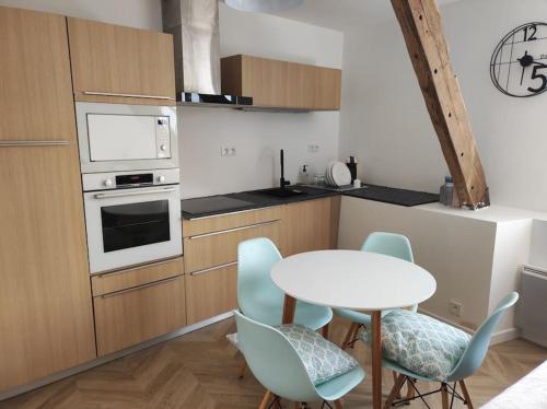 Beaussais sur MerCharmant appartement的厨房配有桌椅