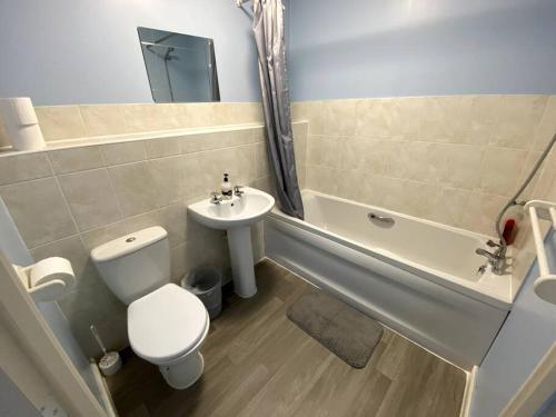 威灵堡Modern Penthouse - 2 Bed, 2 Bath, 2 Gated Parking的浴室配有卫生间、盥洗盆和浴缸。