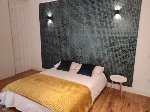 莱昂Lujoso y amplio apartamento.的一间卧室设有一张床和绿色的墙壁