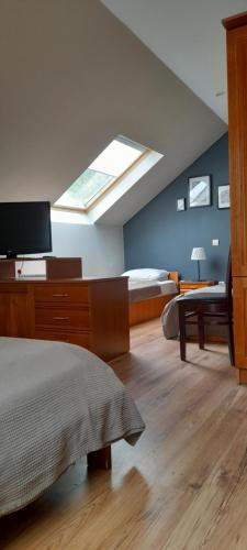 里尔斯基马纳斯特Family Hotel Pchelina的一间卧室配有一张床和天窗