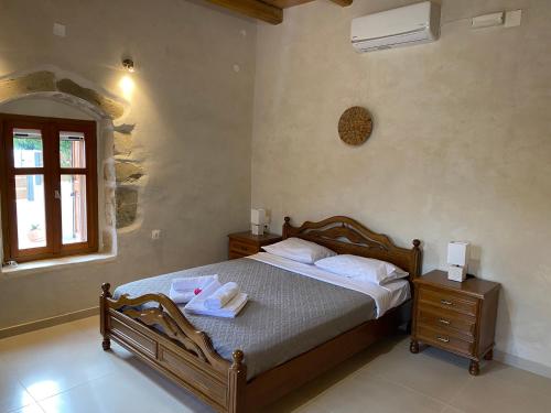 VóroiAvli House Vori的一间卧室配有一张床,上面有两条毛巾