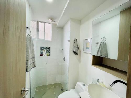 马里尼亚Espectacular apartamento 200MB Wi-Fi, cerca al aeropuerto JMC的白色的浴室设有水槽和淋浴。