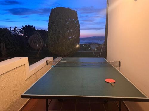 Markópoulon OropoúAmazing Villa with private pool的阳台配有乒乓球桌和桌子