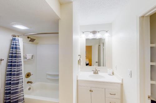 德斯坦Gulf Terrace Unit 147的白色的浴室设有水槽和淋浴。
