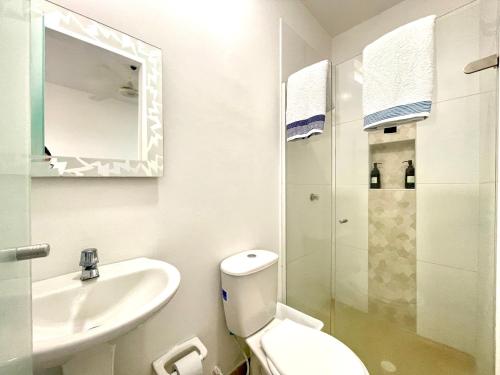 巴兰基亚Aparta estudios nuevos Mubarak的一间带卫生间、水槽和镜子的浴室
