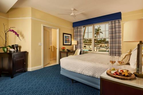 圣地亚哥拉霍亚格兰德科隆尼酒店的一间设有床铺和窗户的大卧室
