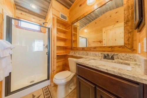 新布朗费尔斯D&R Rivercity RV Resort的浴室配有卫生间、淋浴和盥洗盆。