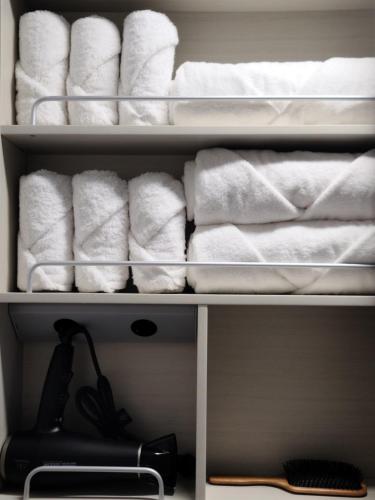 釜山Harington Gwangan的冰箱里装满了白色的毛巾