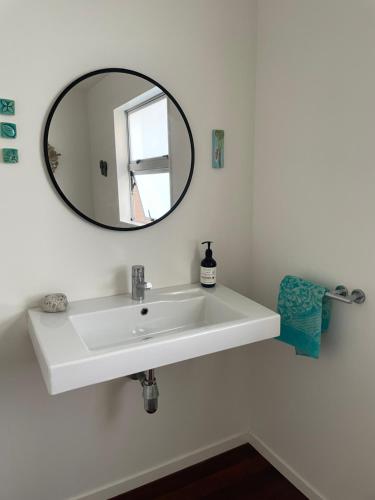 大堡礁岛Medlands Beach House的浴室设有白色水槽和镜子