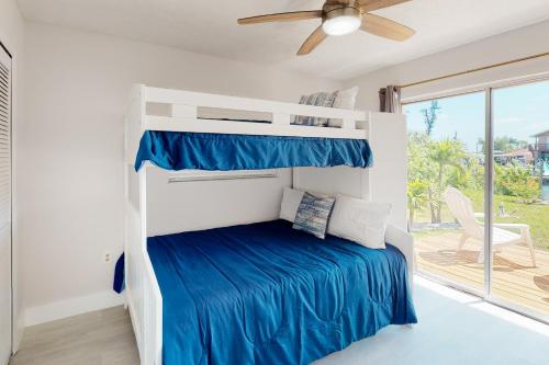 迈尔斯堡Bahama Breeze的一间卧室配有双层床和吊扇