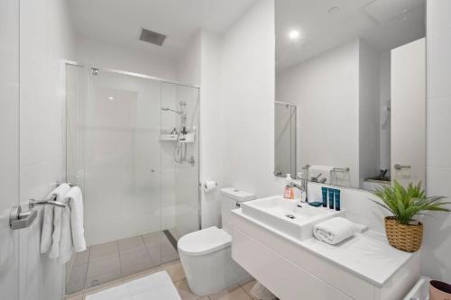 BowdenRose - The Fringe Escape的白色的浴室设有卫生间和水槽。