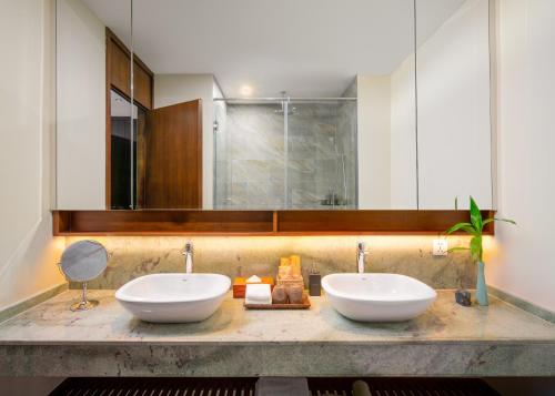 暹粒Angkor Grace Residence & Wellness Resort的浴室设有2个水槽和镜子