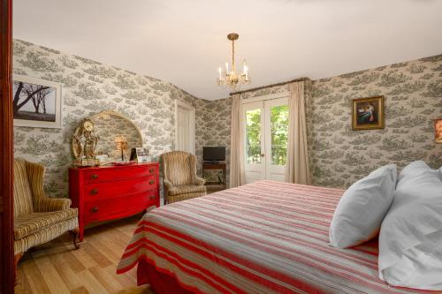 滨湖尼亚加拉The Old Bank House的一间卧室配有一张床、一个红色梳妆台和一扇窗户