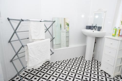 JesmondShortridge Terrace - 1的浴室铺有黑白瓷砖地板。