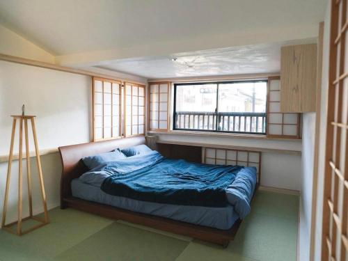 Taketa竹田まちホテル的一间带床的卧室,位于带窗户的房间内
