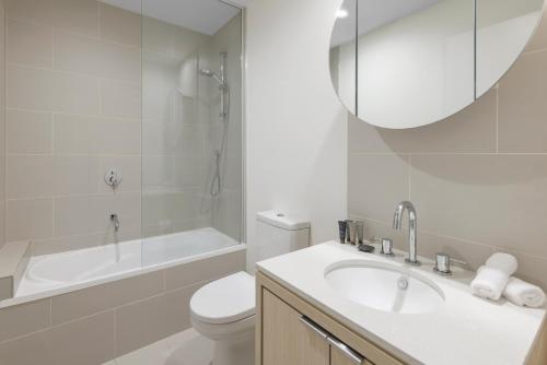 墨尔本Imagine Southbank的浴室配有盥洗盆、卫生间和浴缸。