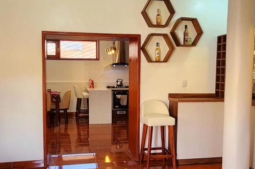 乌鲁班巴El Rey Lobo Casa de Campo Valle Sagrado的厨房以及带桌椅的起居室。