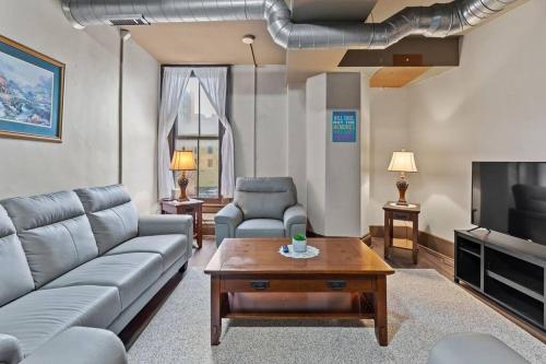 锡拉丘兹Perfect Blend of Convenience & Comfort Syracuse NY的带沙发和电视的客厅