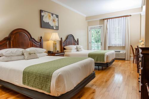 费尔伯恩Mills Park Hotel的酒店客房设有两张床和窗户。