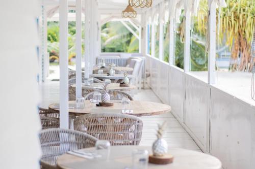 Opoa欧帕海滩酒店的餐厅里一排桌椅