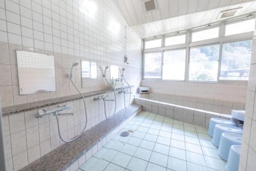 Hinoリバーサイドひの的带淋浴、卫生间和盥洗盆的浴室