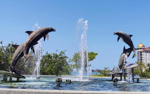 萨拉索塔Luxury 3BD house, Siesta Key Beach的海豚跳入水中的喷泉