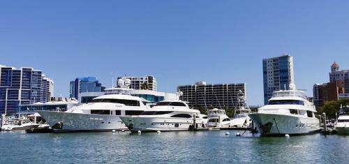萨拉索塔Luxury 3BD house, Siesta Key Beach的一群船停靠在港口,有建筑物