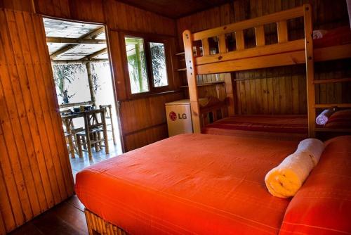 洛斯拉甘斯Marcilia Beach Bungalows的小屋内一间卧室配有一张双层床