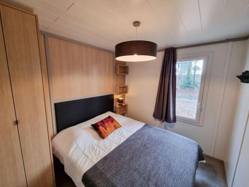 拉布耶尔Chalet avec vue sur le lac~la cabane de Loic的一间卧室设有一张床和一个窗口
