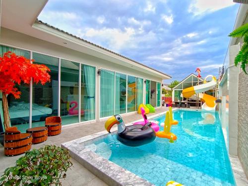 华欣Love Here Poolvilla หัวหิน的一座房子里一个带水上公园的游泳池