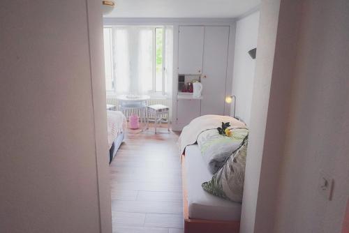 DärligenDreierzimmer的一间设有一张床的房间和一间带桌子的房间