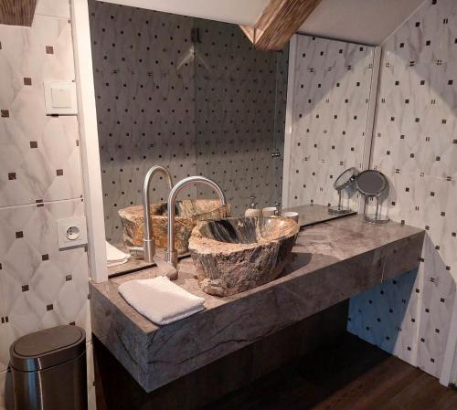 考纳斯Quiet place的浴室设有2个水槽和2面镜子