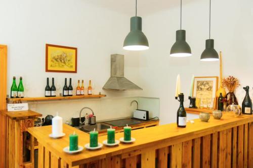 艾尔德贝涅Karádi-Berger Vendégház的厨房配有带瓶装葡萄酒的吧台