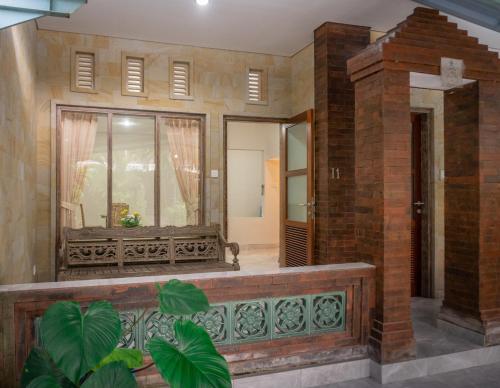 乌布Townhouse, Pool & Kitchen, Ubud, Cucus Mondok的砖墙房子的大厅