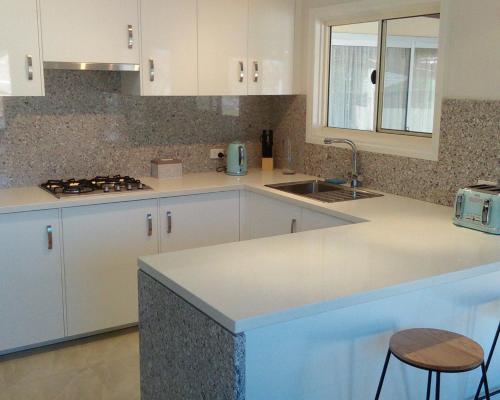 ArdrossanEagles Nest - Ardrossan的厨房配有白色橱柜和水槽