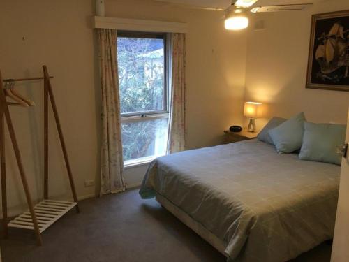 ArdrossanEagles Nest - Ardrossan的一间卧室设有一张大床和一个窗户。