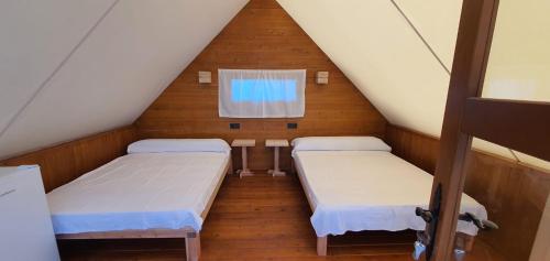 加的斯Boho Glamping的阁楼间 - 带两张床和窗户