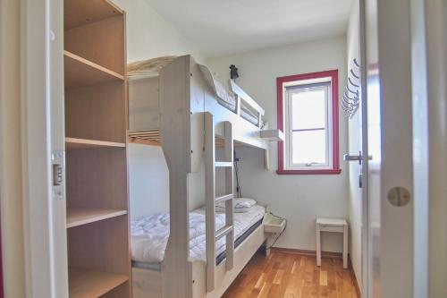 塔恩达勒Lägenheter Hamrafjället Iskuben的小房间设有双层床和窗户