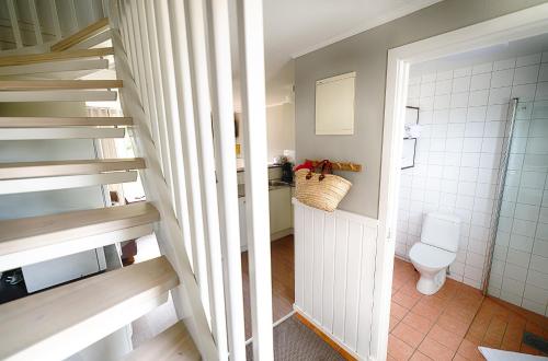 瓦尔贝里Apelviken Lägenhetshotell的一间带楼梯和卫生间的浴室