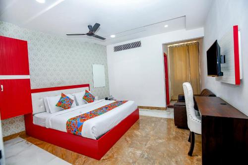 阿姆利则FabHotel Golden Temple Paradise的酒店客房配有红色的床和书桌