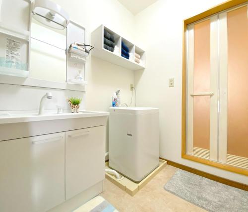 挂川市White Space - Vacation STAY 18162v的白色的浴室设有水槽和淋浴。