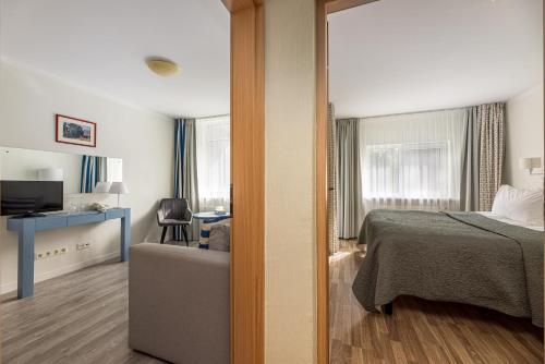 奈达尼杜斯旅馆的酒店客房设有床和窗户。