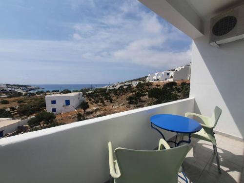 锡基诺斯岛Galini Rooms Sikinos Travel的阳台享有蓝色的桌椅景致。