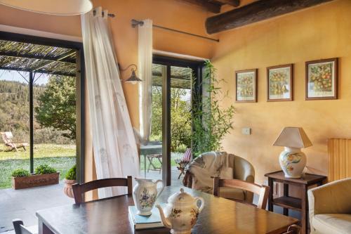 菲耶索莱法托利亚麦阿诺乡村民宿的客厅配有桌椅和窗户。