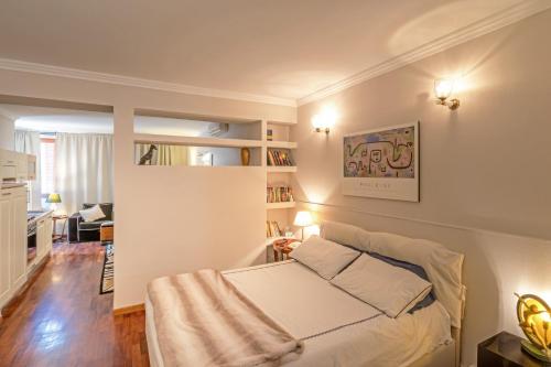 阿雷佐Residence Gello的一间卧室设有一张床和一间客厅。